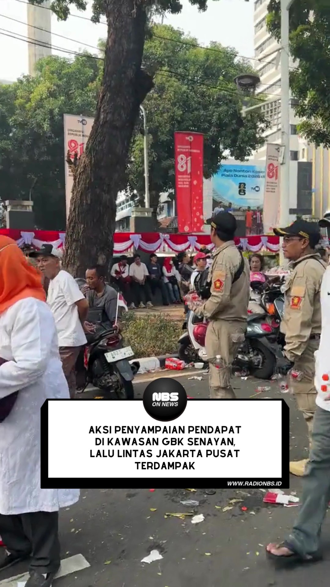 Arus lalu lintas di kawasan GBK Senayan, Jakarta Pusat, mengalami kepadatan