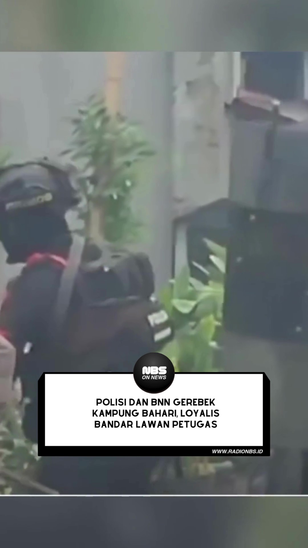 Kepolisian bersama BNN menggerebek lokasi yang diduga menjadi tempat persembunyian jaringan narkoba di Kampung Bahari