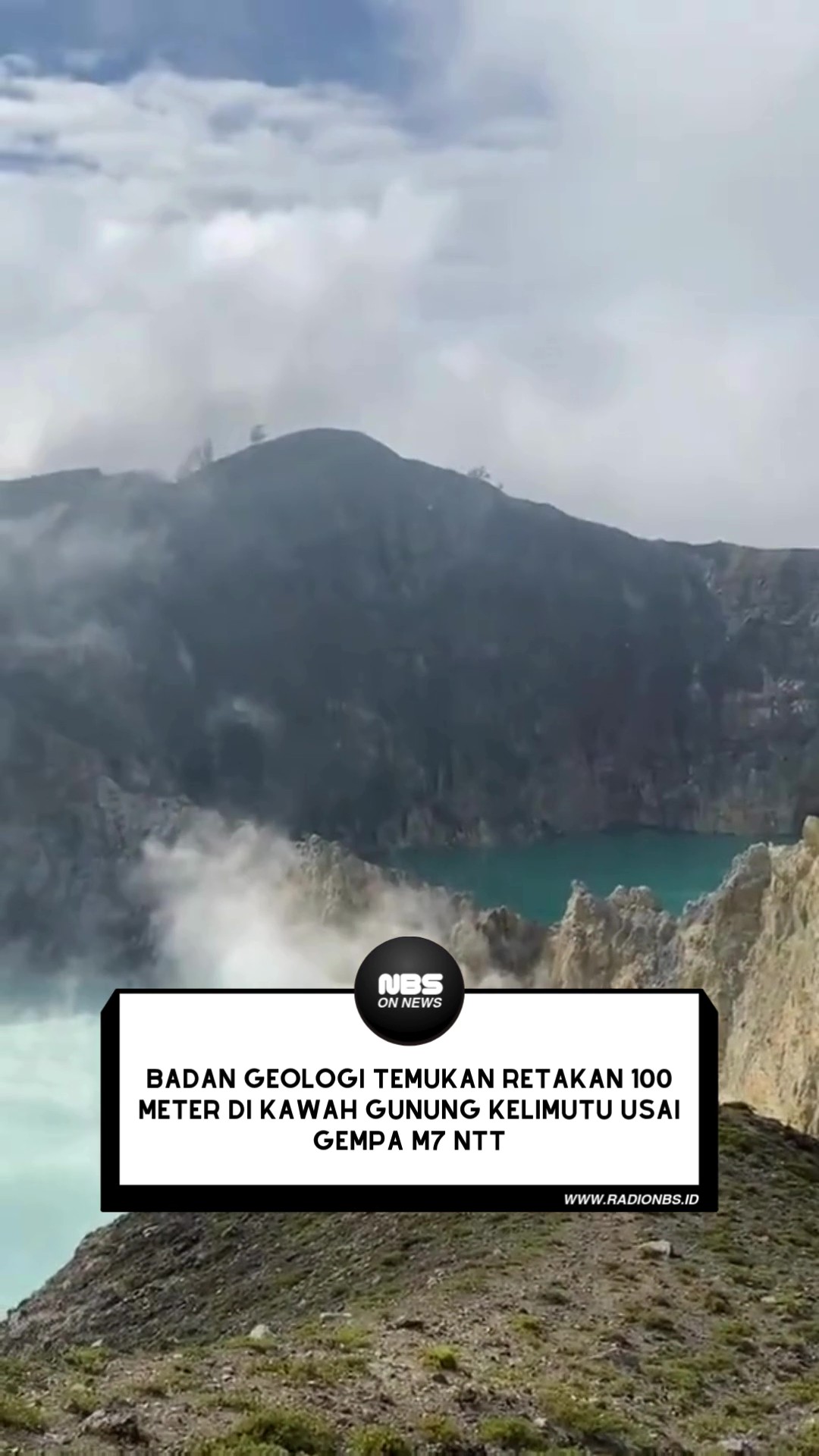 Badan Geologi Kementerian ESDM menemukan retakan sepanjang sekitar 100 meter di bibir Kawah I (Tiwu Ata Polo)