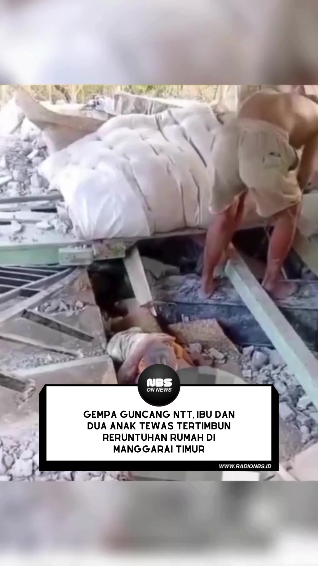 . Sebuah rumah dilaporkan runtuh dan menimpa seorang ibu bersama dua anaknya hingga menyebabkan ketiganya meninggal dunia.