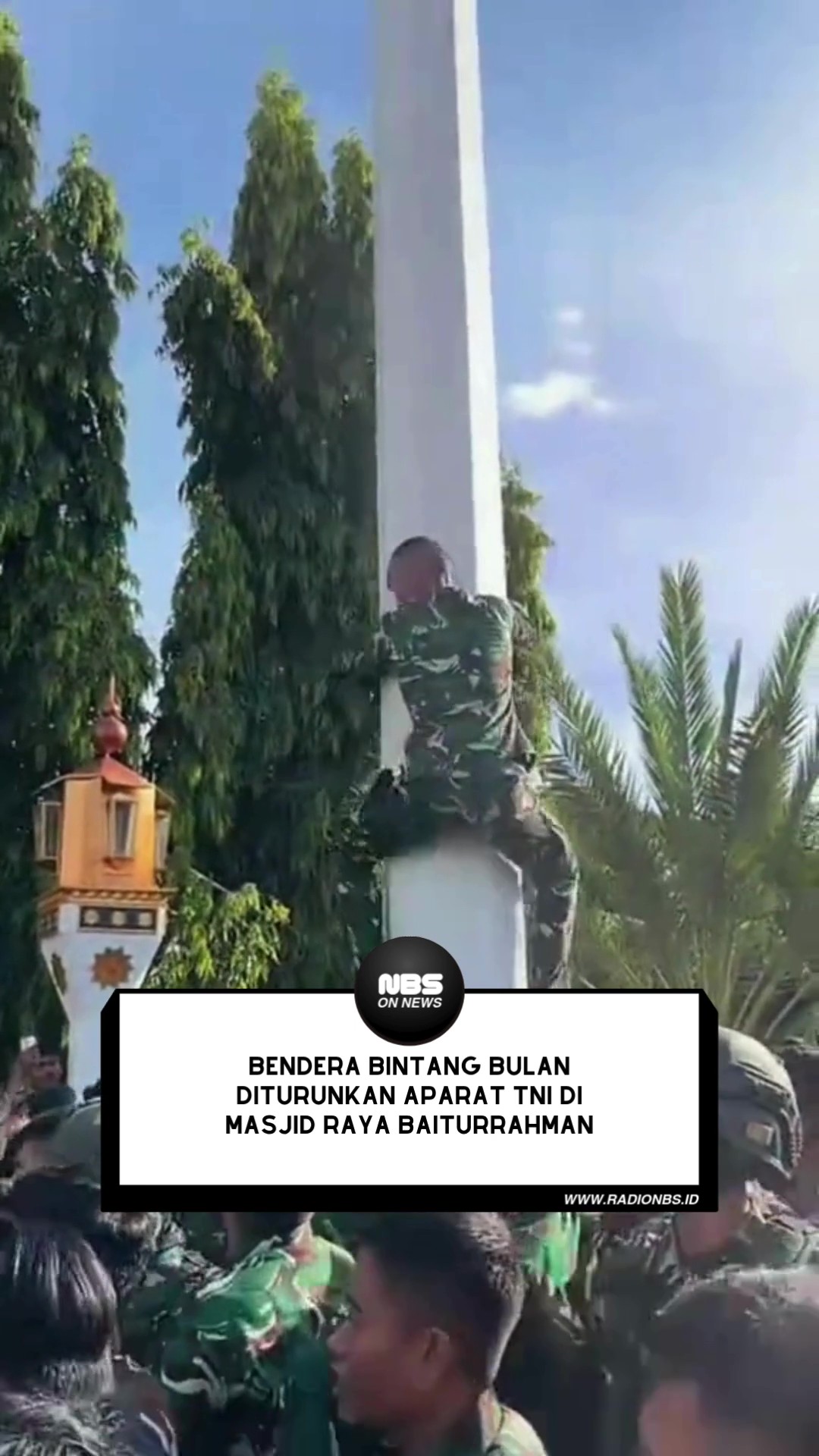 Proses penurunan bendera Bintang Bulan oleh aparat TNI terlihat berlangsung di kawasan Masjid Raya Baiturrahman, Banda Aceh