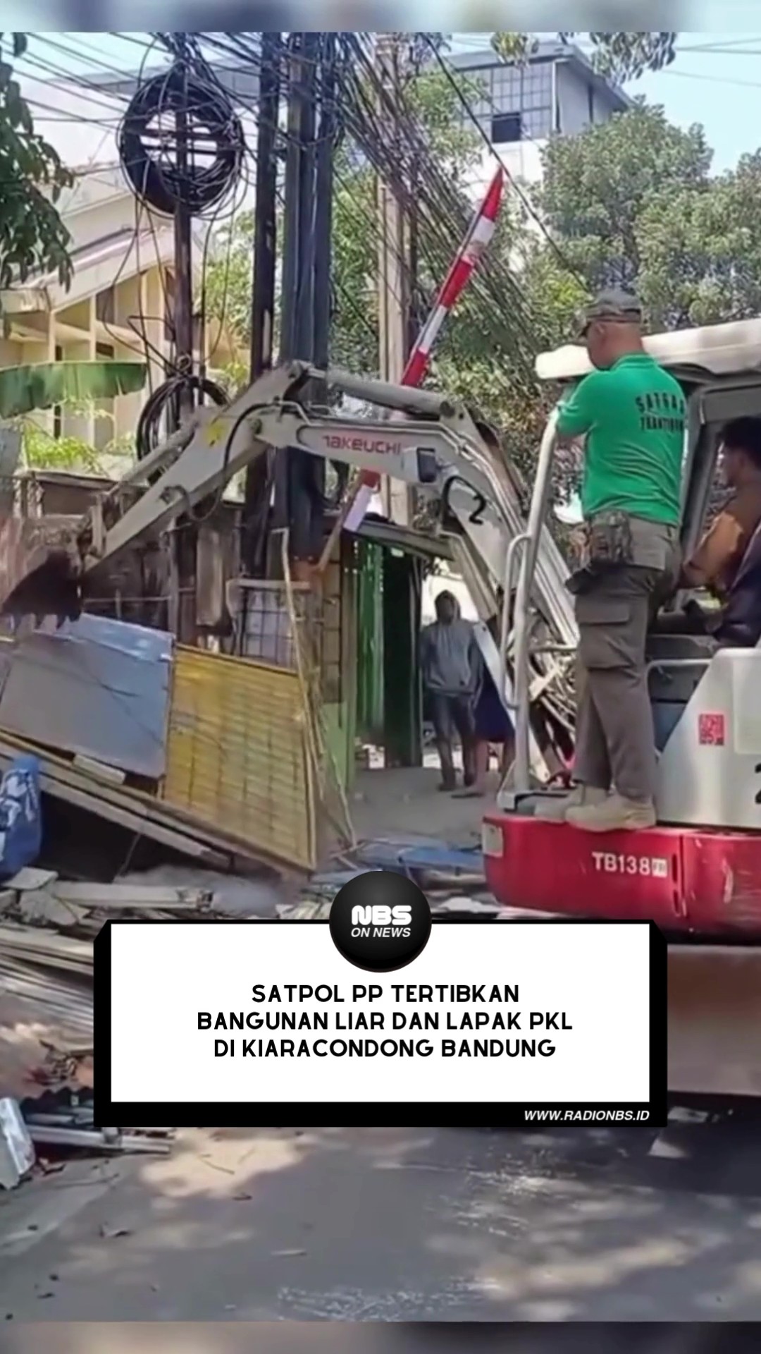 Satpol PP Tertibkan Bangunan Liar Dan Lapak PKL Di Kiaracondong Bandung