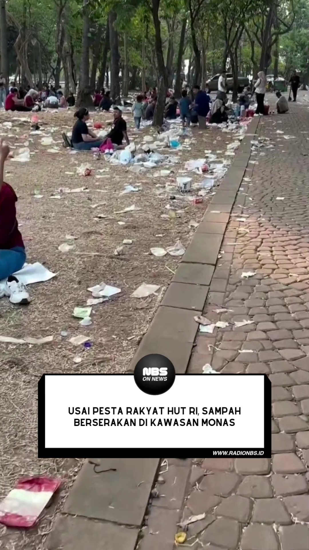 Sampah tampak berserakan di sejumlah area setelah ribuan warga menghadiri rangkaian perayaan kemerdekaan