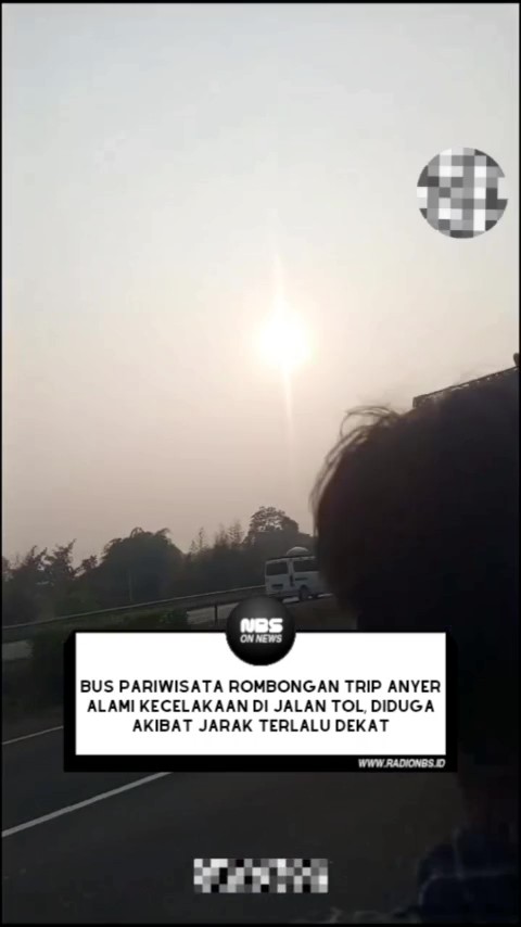 Sebuah bus pariwisata yang membawa rombongan Trip Anyer 2026 mengalami kecelakaan di jalan tol pada Minggu